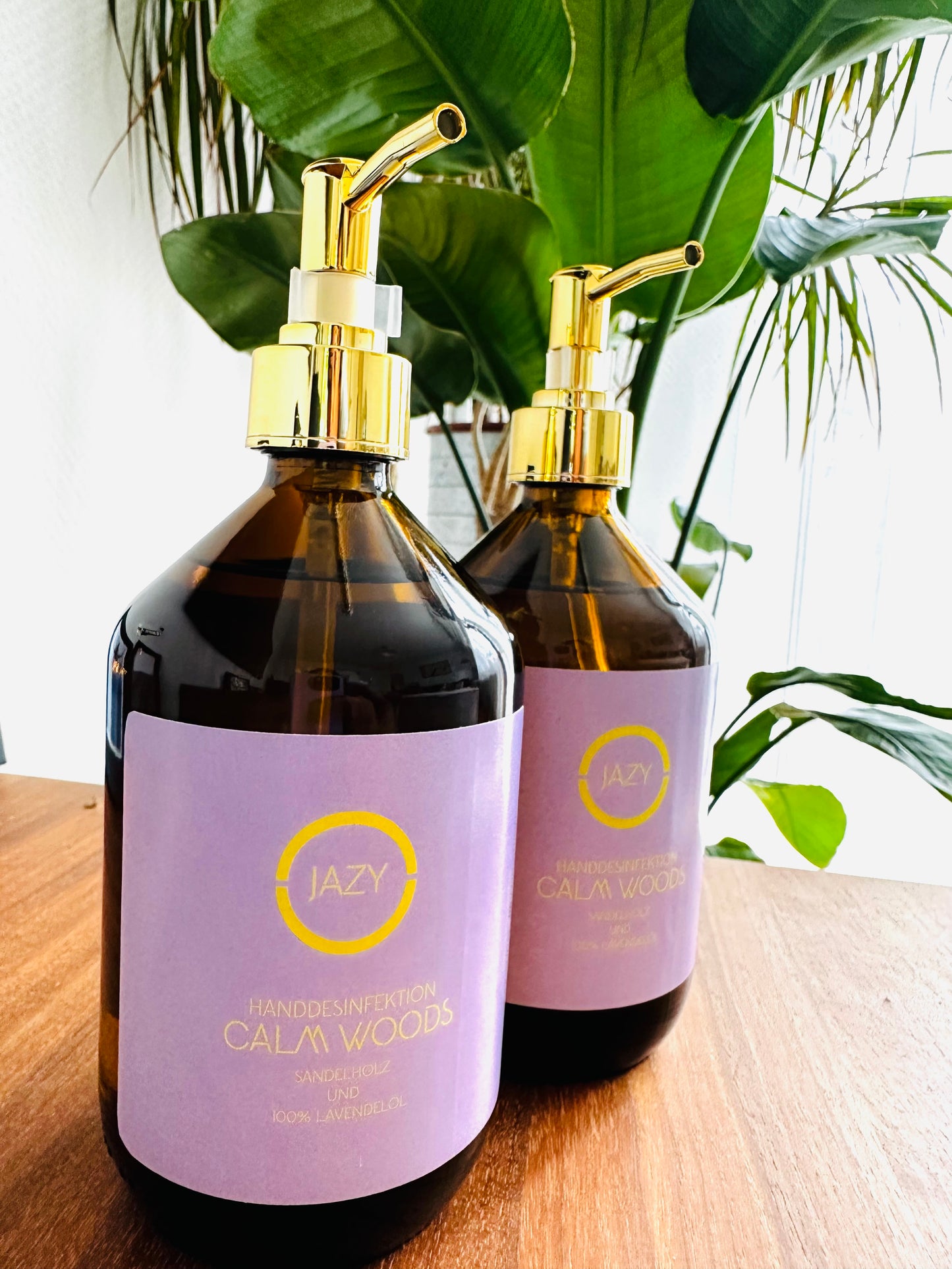 Calm Woods duftendes Handdesinfektionsmittel von JAZY O. Made in Germany. Mood booster. Clean your hands and boost your mood.